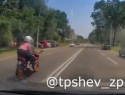 Смертельно опасный манёвр мотоциклиста сняли на видео в Запорожье