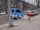 Забег полуголого Деда Мороза в бус попал на видео в Запорожье
