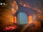 Спасатели показали, как пламя охватило частной дом в Запорожье