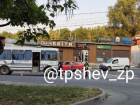 Столкновение подростка на самокате с автобусом попало на видео в Запорожье