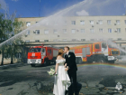 Запорожский спасатель вместе с женой провели свадебную фотосессию в пожарной части