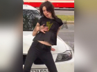 Красавица устроила жаркий танец перед парнями в Запорожье