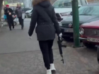 Жительница Запорожья напугала горожан автоматом и попала на видео