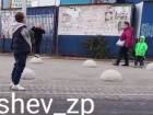 На видео сняли, как запорожские дети заплевали прохожих