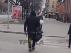 Мужчину с голой задницей засняли на видео жители Запорожья
