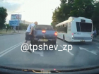 Появилось видео, как мужчина перебежал дорогу и бросился на машину в Запорожье