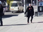Размахивающего ножом мужчину сняли на видео в Запорожье
