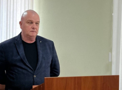 Пьяный замглавы Акимовского округа Халевин уснул на лавочке и обматерил полицейских