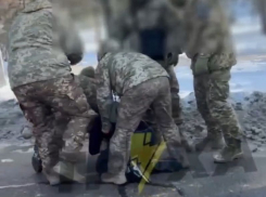 Военкомы скрутили мужчину и обрызгали баллончиком девушку в Запорожье