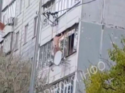 Запорожцы сняли на видео, как мужчина в стрингах выпрыгнул из окна четвертого этажа 