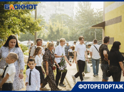 Слезы радости, металлоискатели и охрана: как прошёл День знаний в Мелитополе