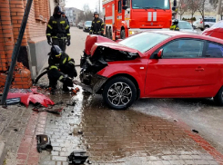 Водитель красной Kia попала в больницу после столкновения с ограждением в Мелитополе