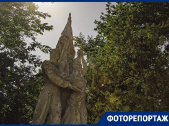 «Будто из Чернобыля»: как спустя 65 лет после установки выглядит памятник интернациональной дружбе в Мелитополе