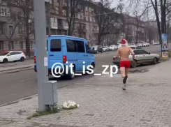 Забег полуголого Деда Мороза в бус попал на видео в Запорожье