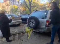 «Люди, помогите»: женщина вступилась за запорожца, схваченного толпой военкомов