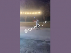 Запорожанка зачитала рэп на улице и стала звездой соцсетей