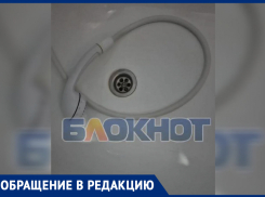 «Не доходит до верхних этажей»: жители общежитий наглядно показали проблемы с водой в Днепрорудном