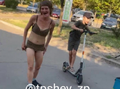 Запорожанка в одном нижнем белье устроила прилюдный перфоманс посреди улицы