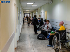 «Тянутся аж на улицу»: мелитопольцы рассказали о жутких очередях в городской стоматологии