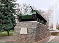 В Мелитополе на постамент Братского кладбища вернули танк Т-70
