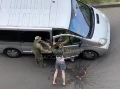 В Запорожье банка с соленьями спасла мужчину от людоловов из ТЦК