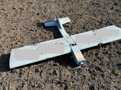 Российские бойцы показали сбитые дроны ВСУ со свастикой на запорожском фронте 