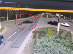 Лихач на мопеде едва не погиб после ДТП с легковушкой в Запорожье 