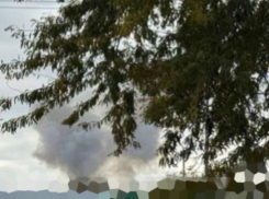 Столб дыма поднялся над Запорожьем после взрывов: атаковано местное предприятие