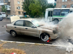 Появились кадры сгоревшей из-за электропроводки иномарки в Бердянске
