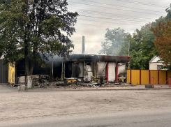 Два магазина в Каменке-Днепровской сгорели после ударов ВСУ в ночь на 24 июля