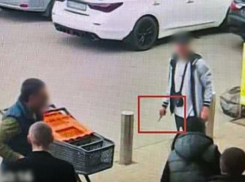 Прохожий заступился за девушку, но получил удар ножом в Запорожье