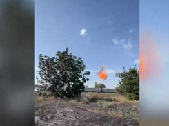 На видео попал момент поражения из автоматов дронов ВСУ, летевших на железную дорогу в Токмаке 