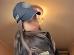 Блогерши из Вольнянска выплатят штраф за ношение полицейской формы