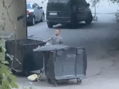 Кидающегося на мусорки парня с ножом показали жители Запорожья