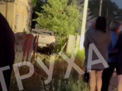 Пикап на огромной скорости влетел в жилой дом под Запорожьем