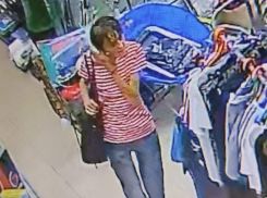 В запорожском магазине видеокамеры сняли прыткую серийную воровку в действии