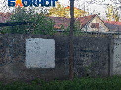 В мелитопольском парке после публикации «Блокнота» закрасили граффити с нацистским символом, но забыли рекламу наркотиков