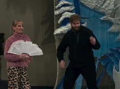 Артистов Запорожского театра затравили за исполнение песен на русском языке