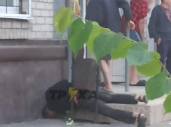 Мужчину в неестественной позе запечатлели в Запорожье