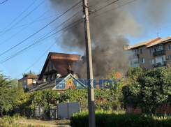 Гигантский столб дыма над частным домом засняли на видео в Мелитополе