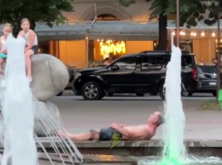 Полуголый дед устроил фитнес у фонтана и стал звездой соцсетей в Запорожье