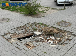 Обвалившаяся тротуарная плитка превратилась в мусорку в Мелитополе