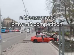 Лихач на BMW влетел в корпус МелГУ: блогер показал кадры с места ДТП