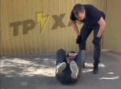 Мужчина с голым членом приставал к прохожим и получил за это по лицу в Запорожье