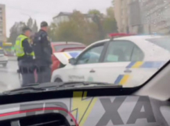 В Запорожье полицейская машина врезалась в легковушку 