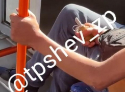 Играющегося с гранатой мужчину сняли на видео в запорожском трамвае 