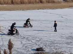 Опасное развлечение на льду сняли на видео в городе Запорожье