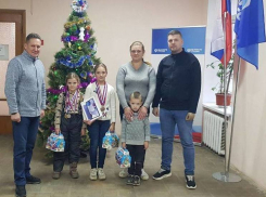 Девочке из прифронтового Токмака подарили планшет