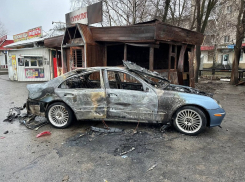 Появилось фото сгоревшей машины после удара ВСУ по магазину в Васильевке