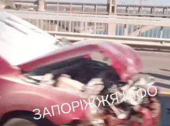 Иномарка разлетелась на части после ДТП на вантовом мосту в Запорожье